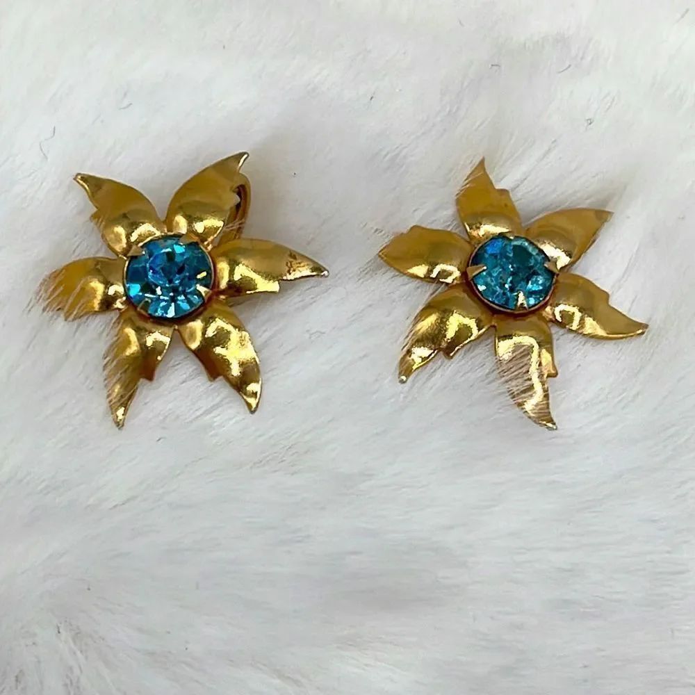Vintage screw back blue gold plated flower earrings.